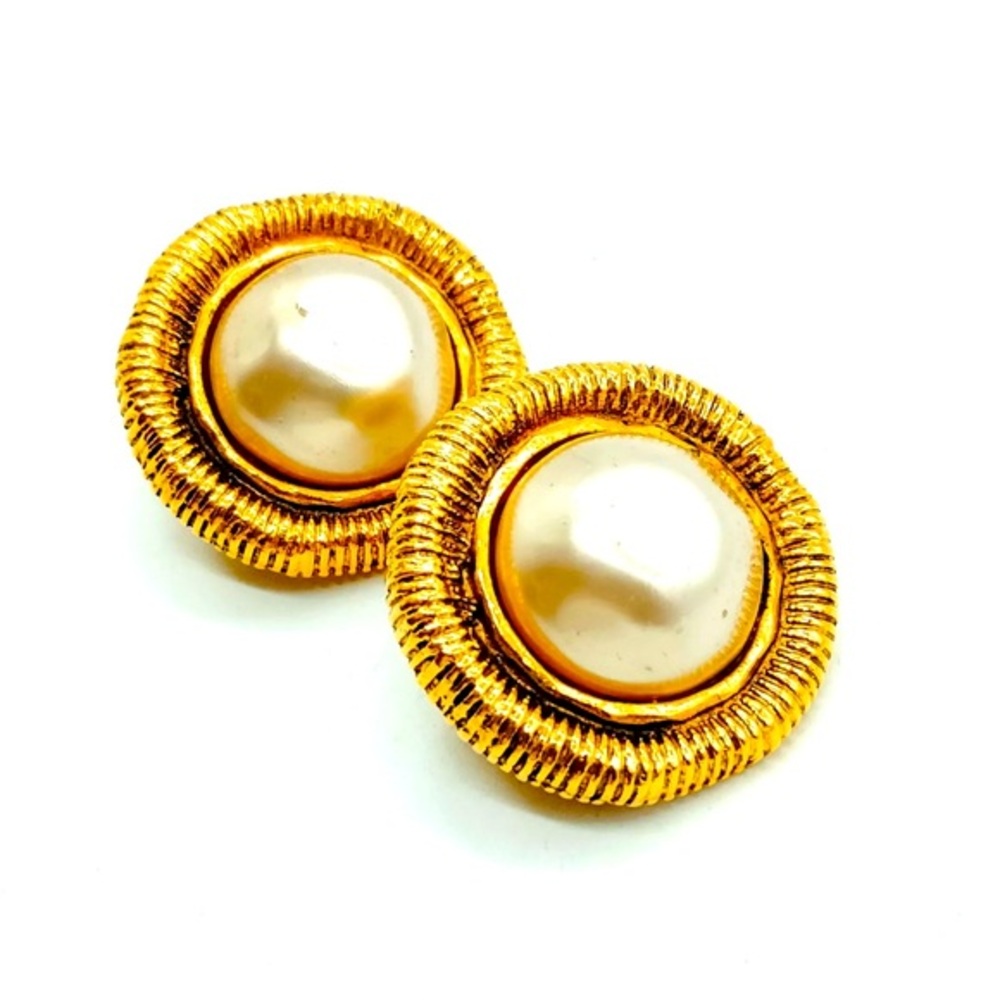 Chanel Earring Gold Beiges in excellent condition mint ready to be worn